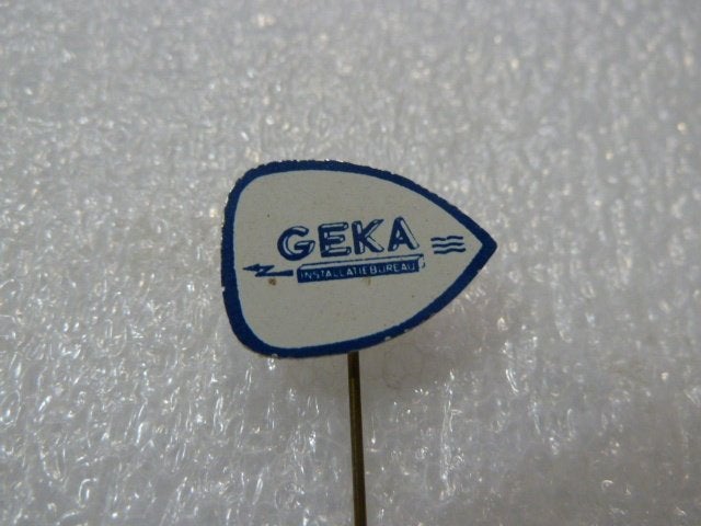 Vintage GEKA Installatie Bureau Speldje, Verzamelen, Ophalen of Verzenden, Gebruikt, Merk, Speldje of Pin