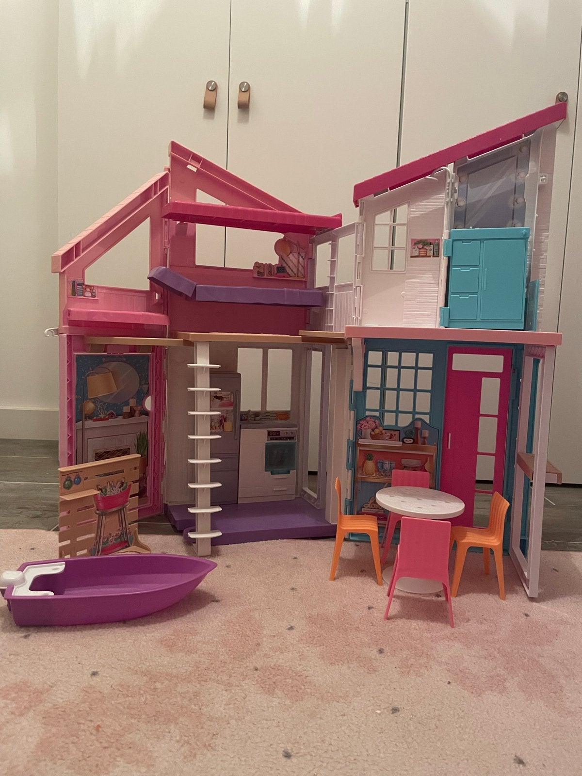 Barbie Malibu Huis - Groot Speelplezier!, Kinderen en Baby's, Speelgoed | Poppenhuizen, Ophalen of Verzenden, Gebruikt, Poppenhuis