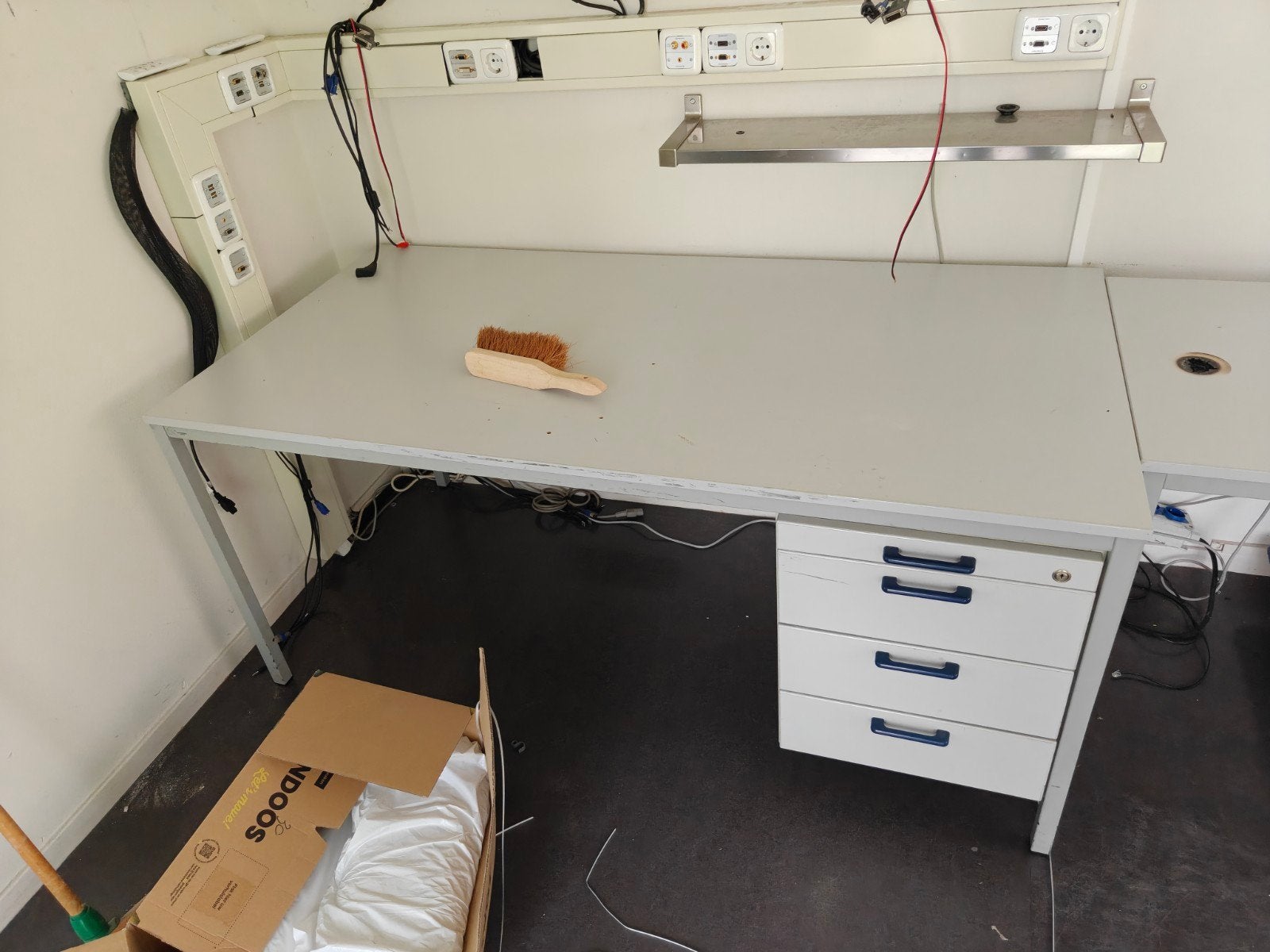 Bureau en tafels, gratis op te halen, Ophalen, Stopcontact, Gebruikt, Grijs
