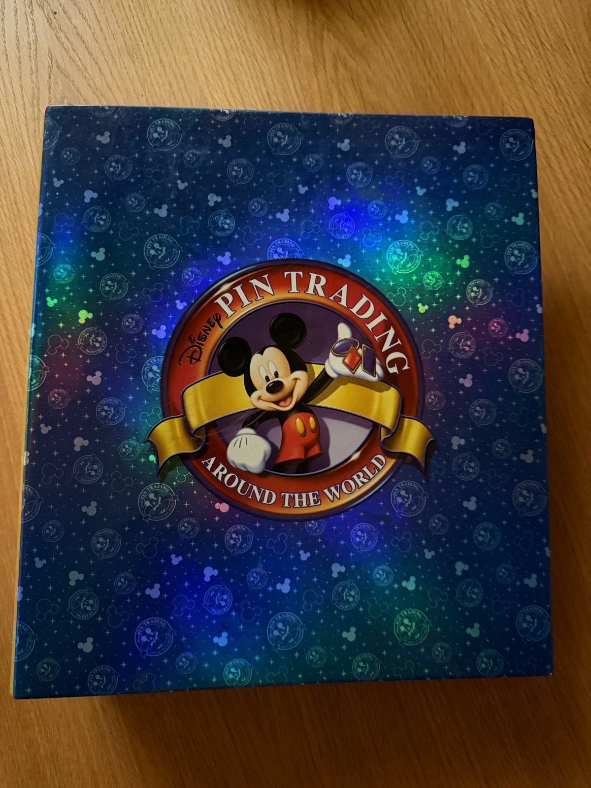 Disney Pin Trading Around The World verzamelmap, Verzenden, Mickey Mouse, Zo goed als nieuw, Overige typen