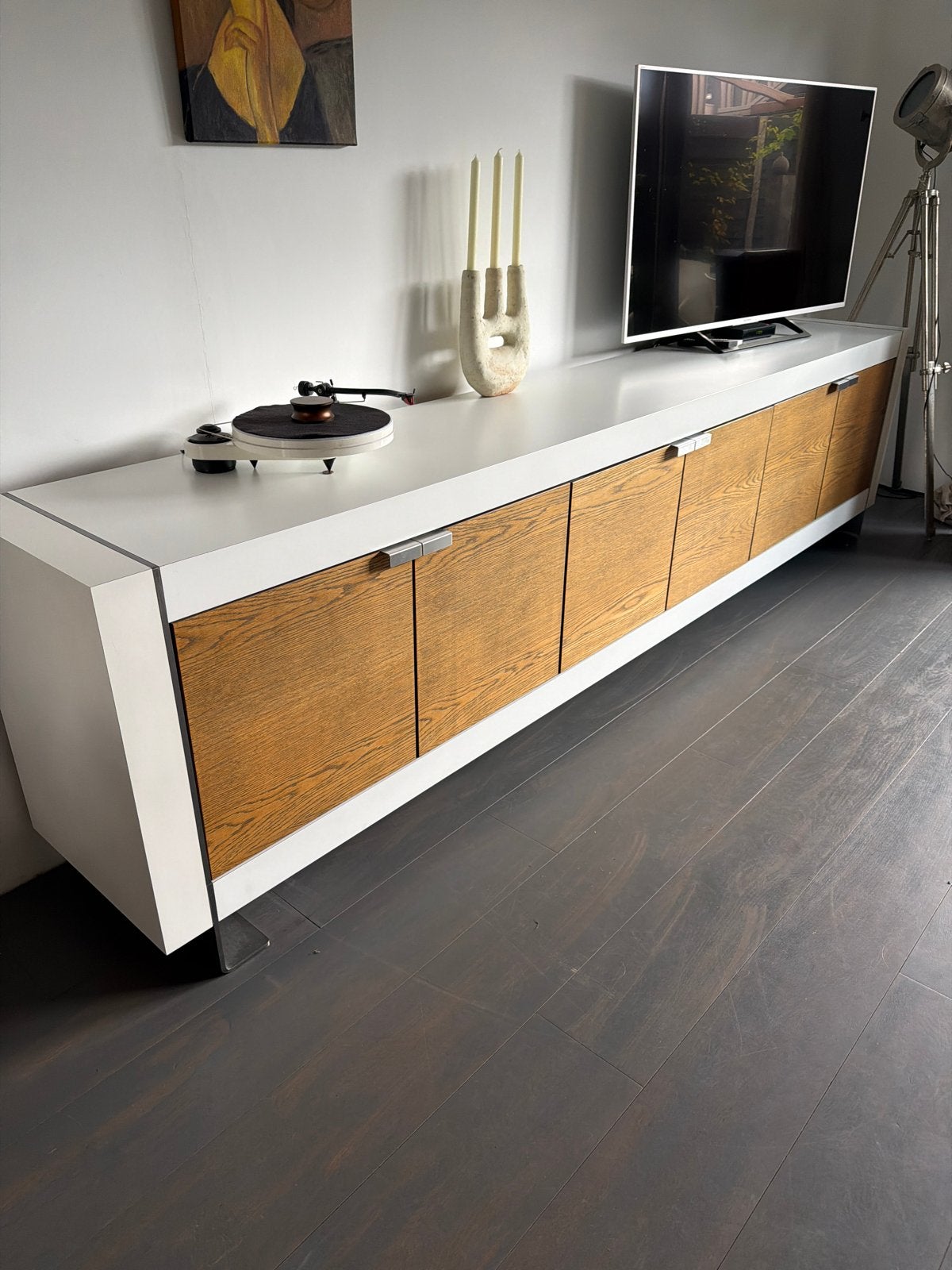 Modern dressoir met walnoot fronten en wit frame, Ophalen, 100 tot 150 cm, Eikenhout, Zo goed als nieuw
