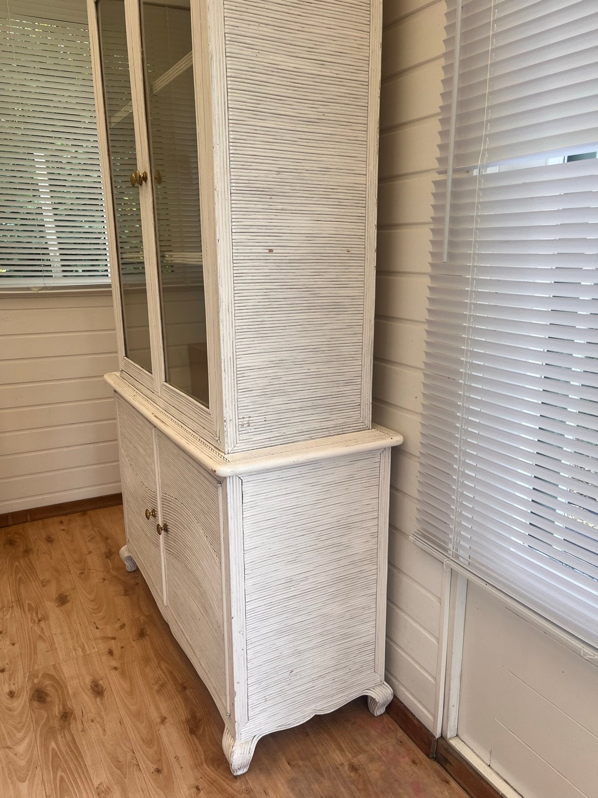 Witte vitrinekast met rotan details, Huis en Inrichting, Ophalen, Gebruikt, 50 tot 100 cm, 25 tot 50 cm