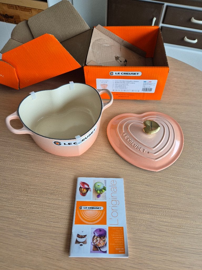 Le Creuset Gietijzeren hart braadpan in Peach 20cm - nieuw, Nieuw, Le Creuset, Ophalen of Verzenden, Met handvatten