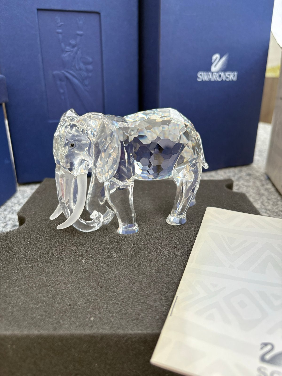 Swarovski Jaarstuk 1993 Olifant met doos en certificaat, Ophalen, Zo goed als nieuw, Figuurtje