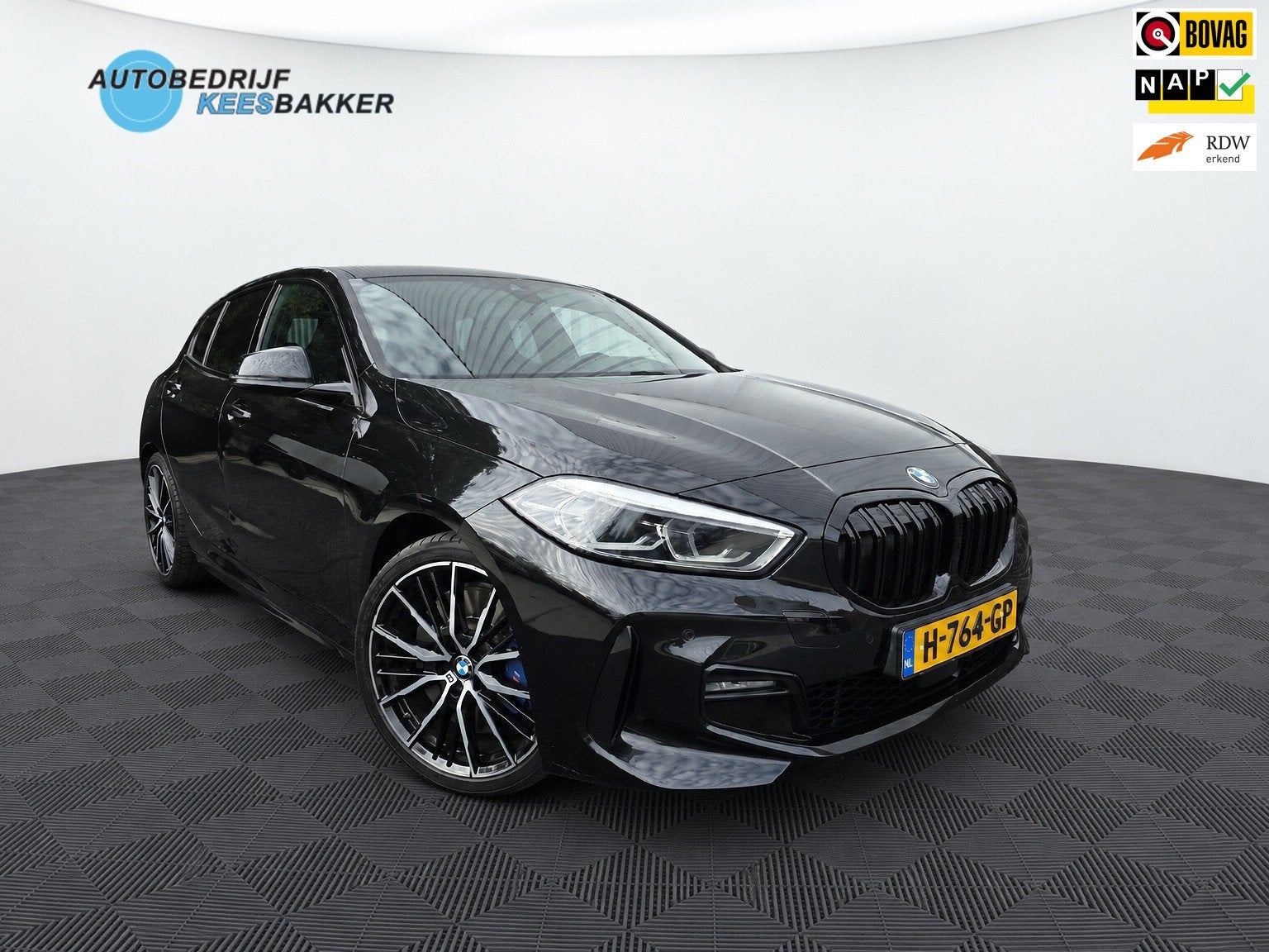 BMW 1-serie 118i High Executive / M-Sport / Schaalstoelen /, Auto's, Dealer onderhouden, Gebruikt, Verwarmde buitenspiegels, Zwart