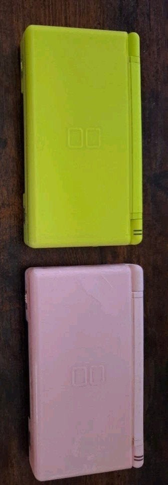 2x Nintendo DS Lite, Spelcomputers en Games, Spelcomputers | Nintendo DS, Niet werkend, DS Lite, Groen, Met games, Met beschermhoes of tas