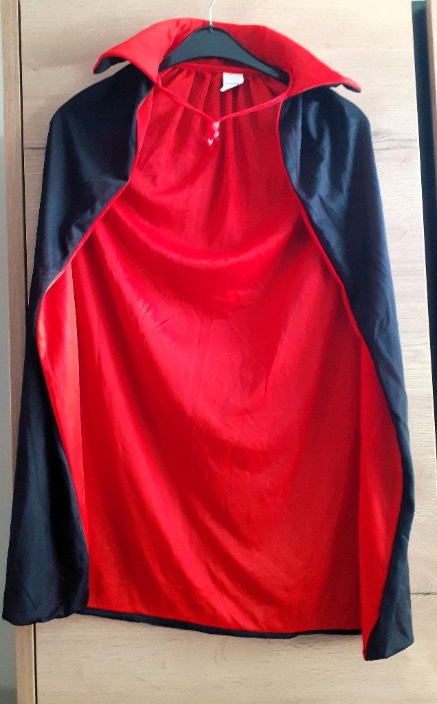 Vampier cape rood/zwart - Halloween/Carnaval, Ophalen of Verzenden, Zo goed als nieuw, 122 t/m 128, Jongen of Meisje