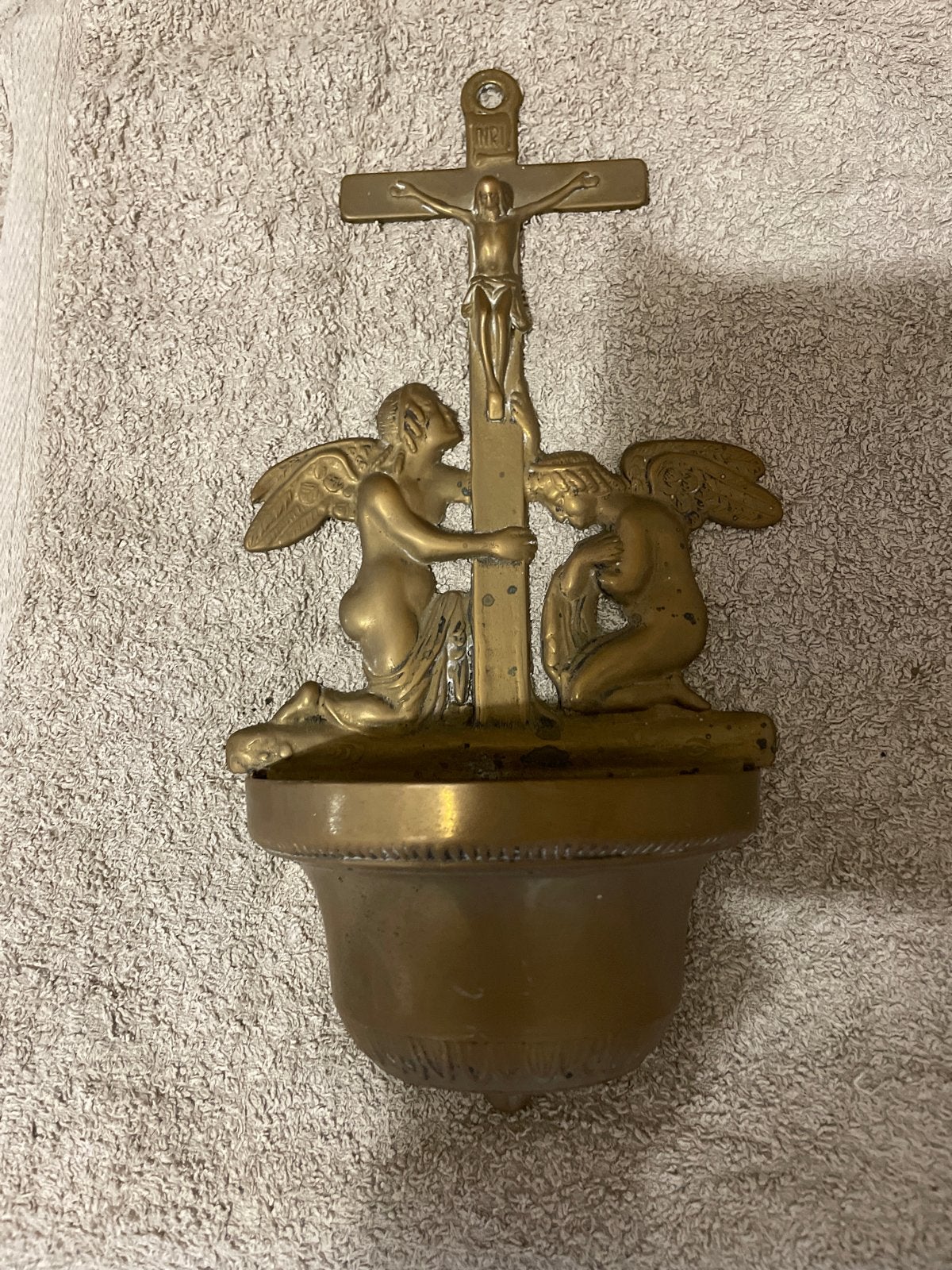 Antiek bronzen wijwaterbakje met kruisbeeld en engelen, Antiek en Kunst, Ophalen of Verzenden
