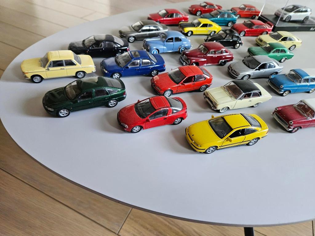 24 Modelautos 1:43, Hobby en Vrije tijd, Modelauto's | 1:43, Ophalen, Zo goed als nieuw, Auto, Overige merken