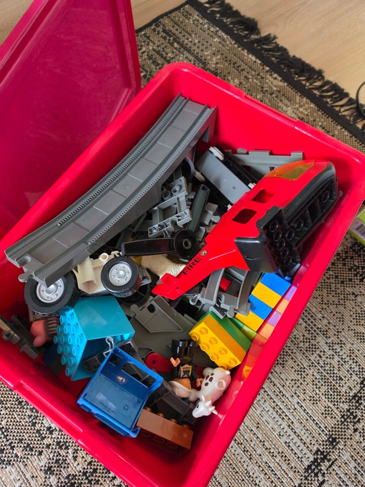 Bak LEGO Duplo met veel rails en onderdelen, Gebruikt, Inclusief extra onderdelen, Ophalen of Verzenden, Duplo