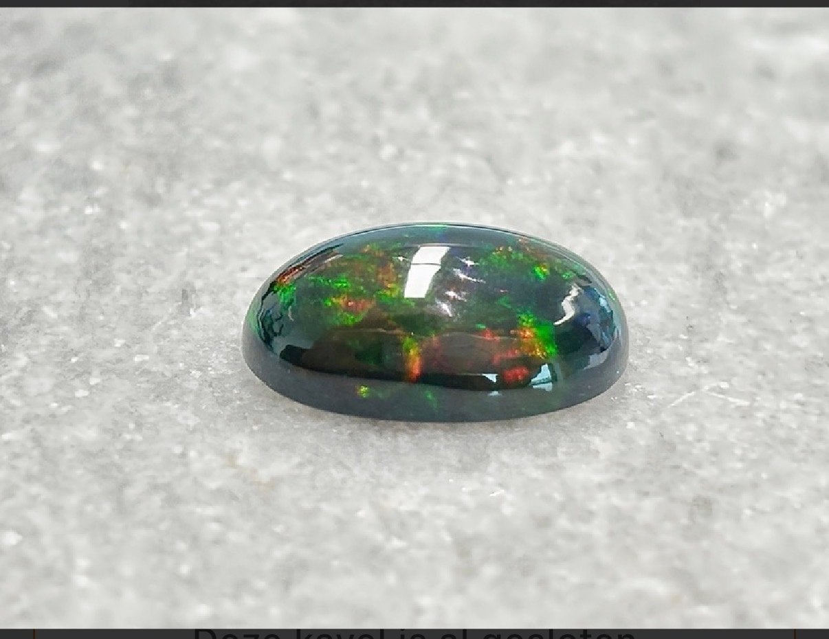 Natuurlijke Black Opal 8.19 ct – Ovaal Geslepen Edelsteen, Sieraden, Tassen en Uiterlijk, Edelstenen, Zo goed als nieuw, Ophalen of Verzenden