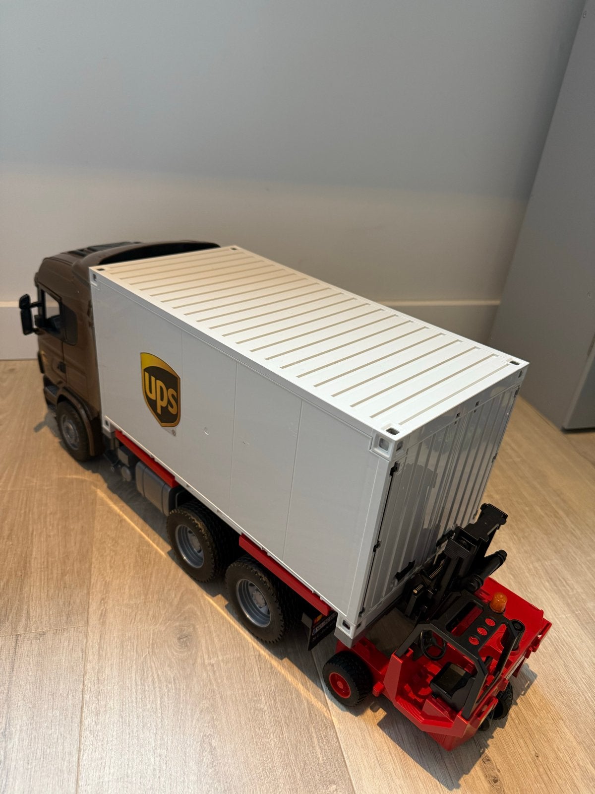 Bruder UPS Vrachttruck met Container en Heftruck, Ophalen of Verzenden, Gebruikt