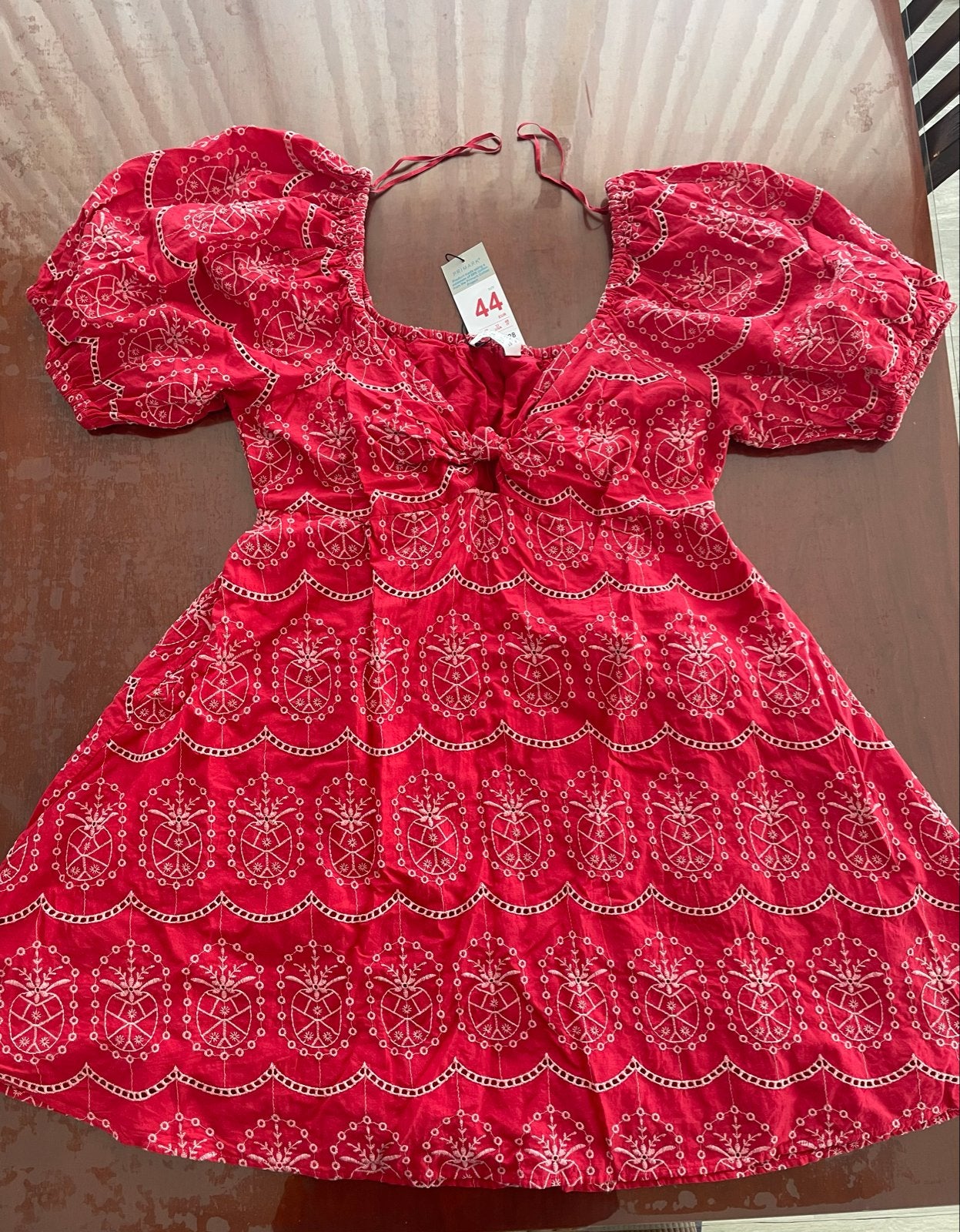 Schattig rood jurkje met borduursels, maat 44 (valt kleiner), Ophalen, Maat 42/44 (L), Zo goed als nieuw, Boven de knie