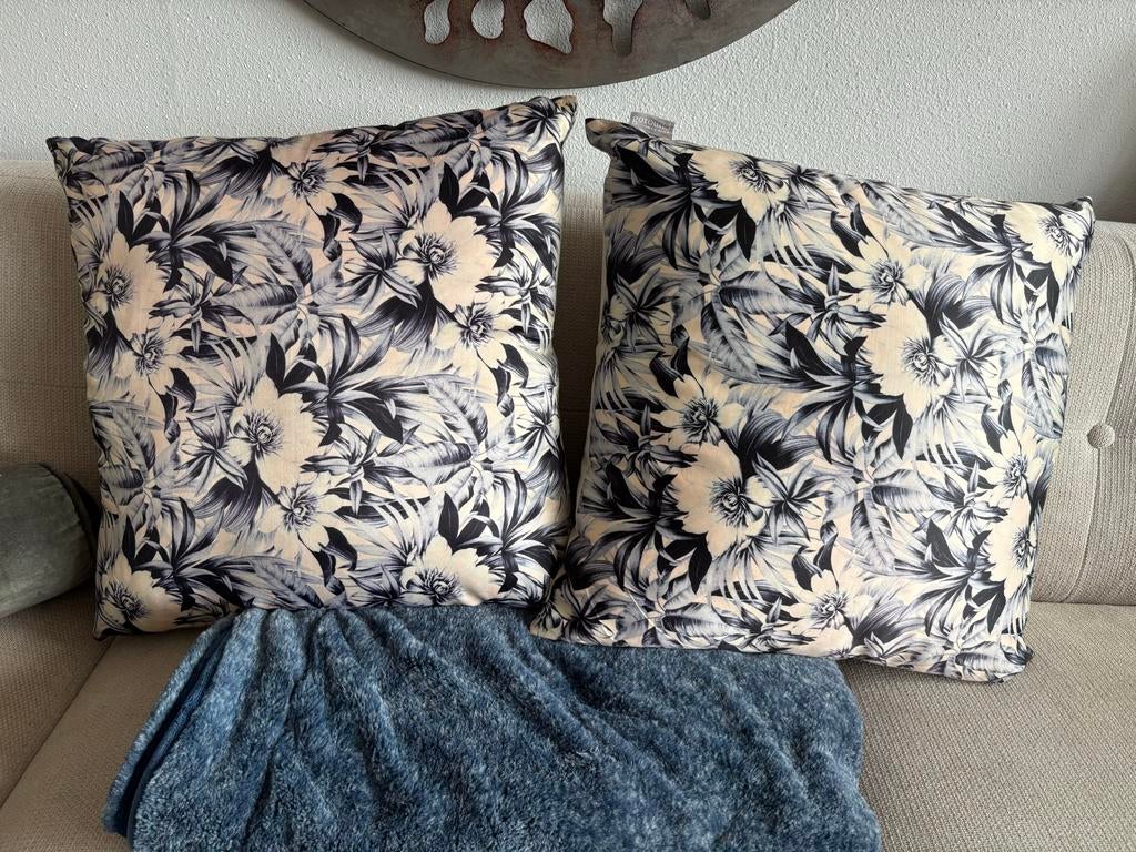 Twee z.g.a.n. kussens met bloemenprint, Ophalen, Zo goed als nieuw, Blauw, Vierkant
