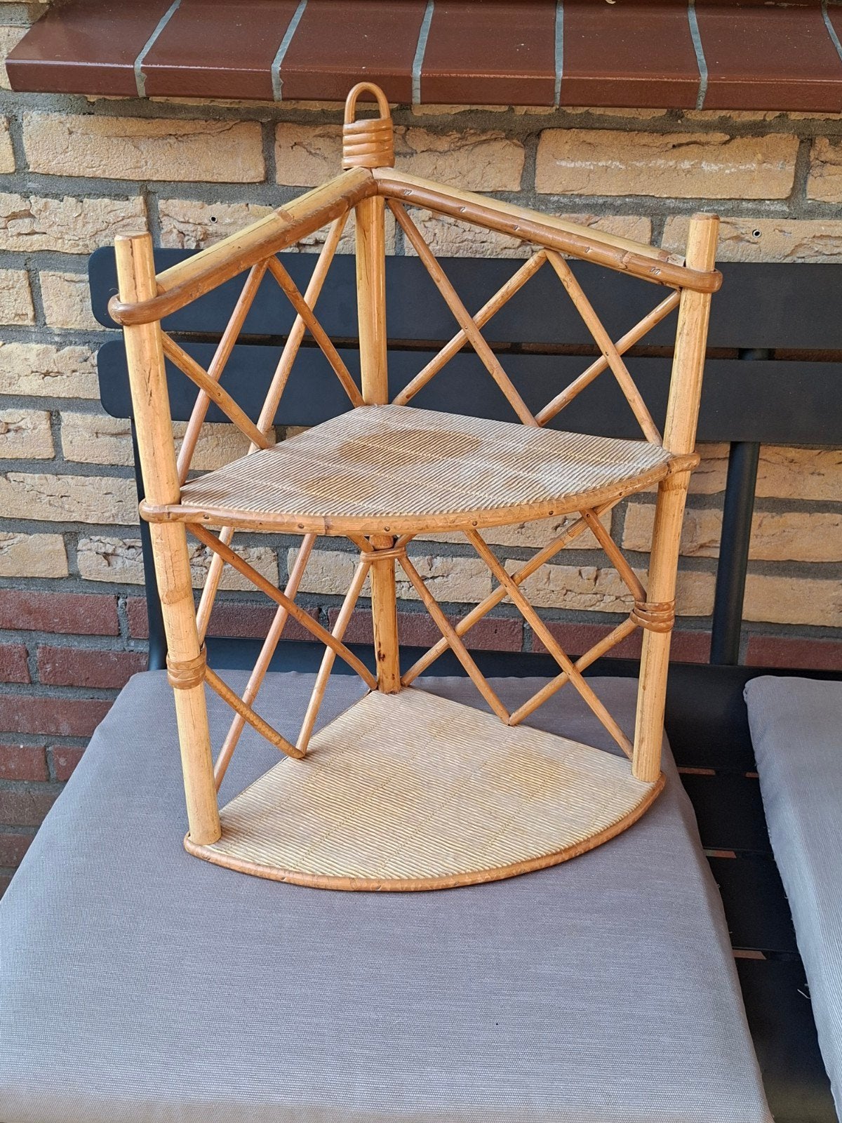Vintage rotan hoekrekje met 2 planken, Ophalen of Verzenden