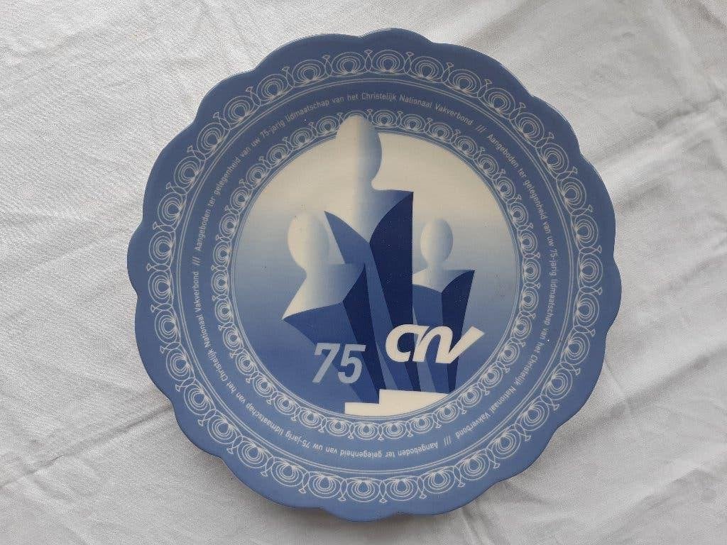 Schoonhoven: delftsblauw wandbord 75 jaar lid CNV-vakbond, Antiek en Kunst, Antiek | Wandborden en Tegels, Ophalen of Verzenden
