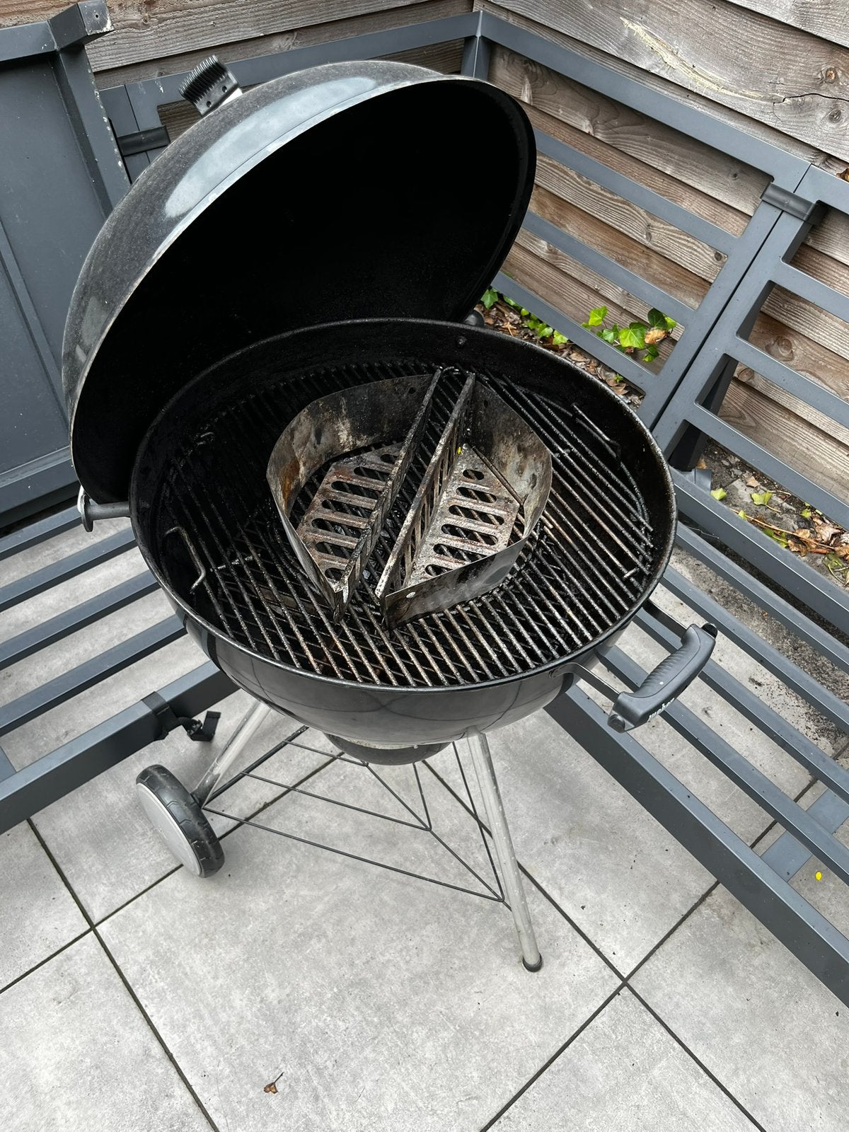Weber mastertouch gbse 5750 57 cm kettle bbq, Tuin en Terras, Houtskoolbarbecues, Ophalen, Gebruikt