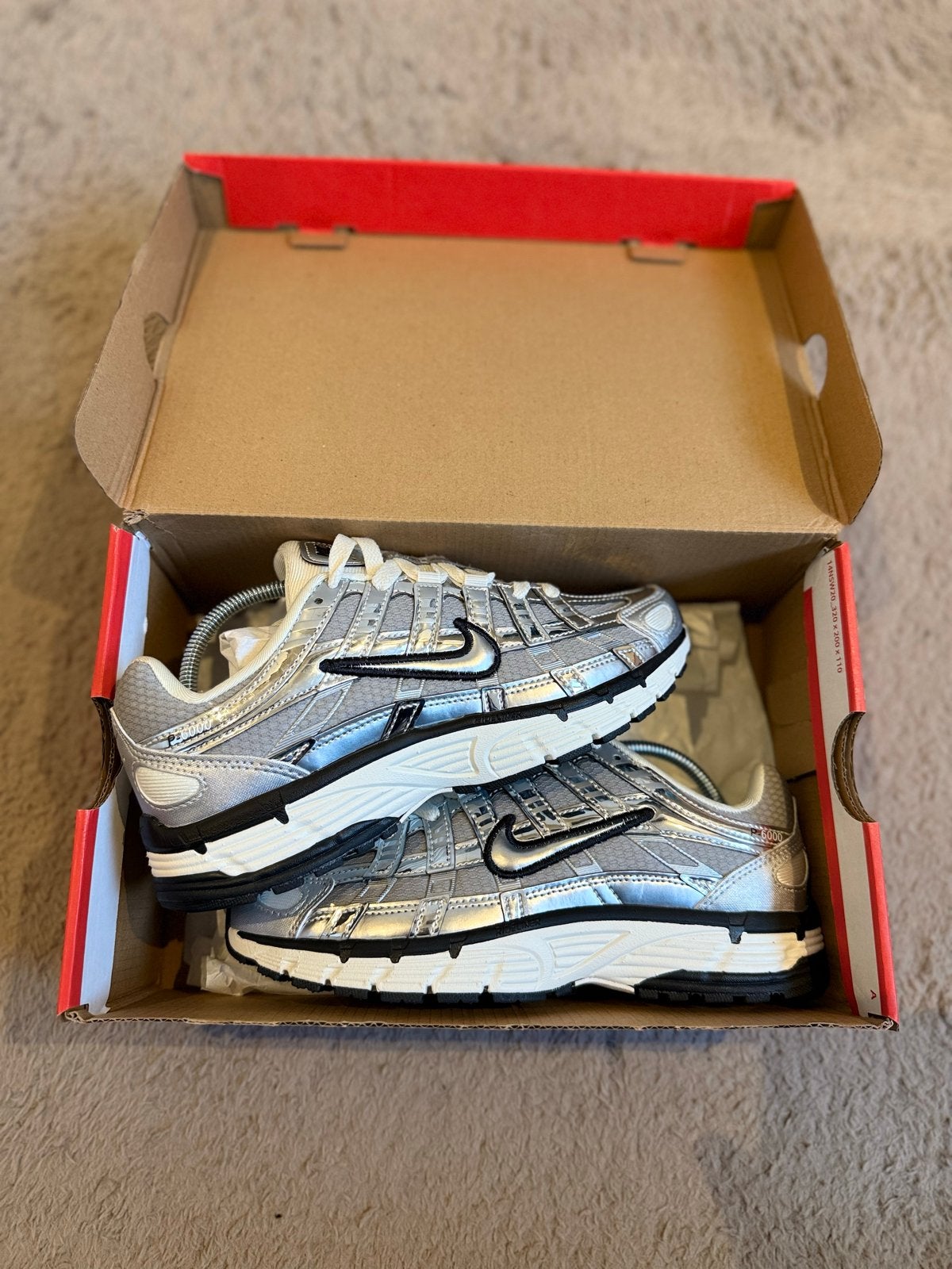 Nike P6000 Metallic Silver (Maat 38), Overige kleuren, Verzenden, Nieuw, Sneakers of Gympen