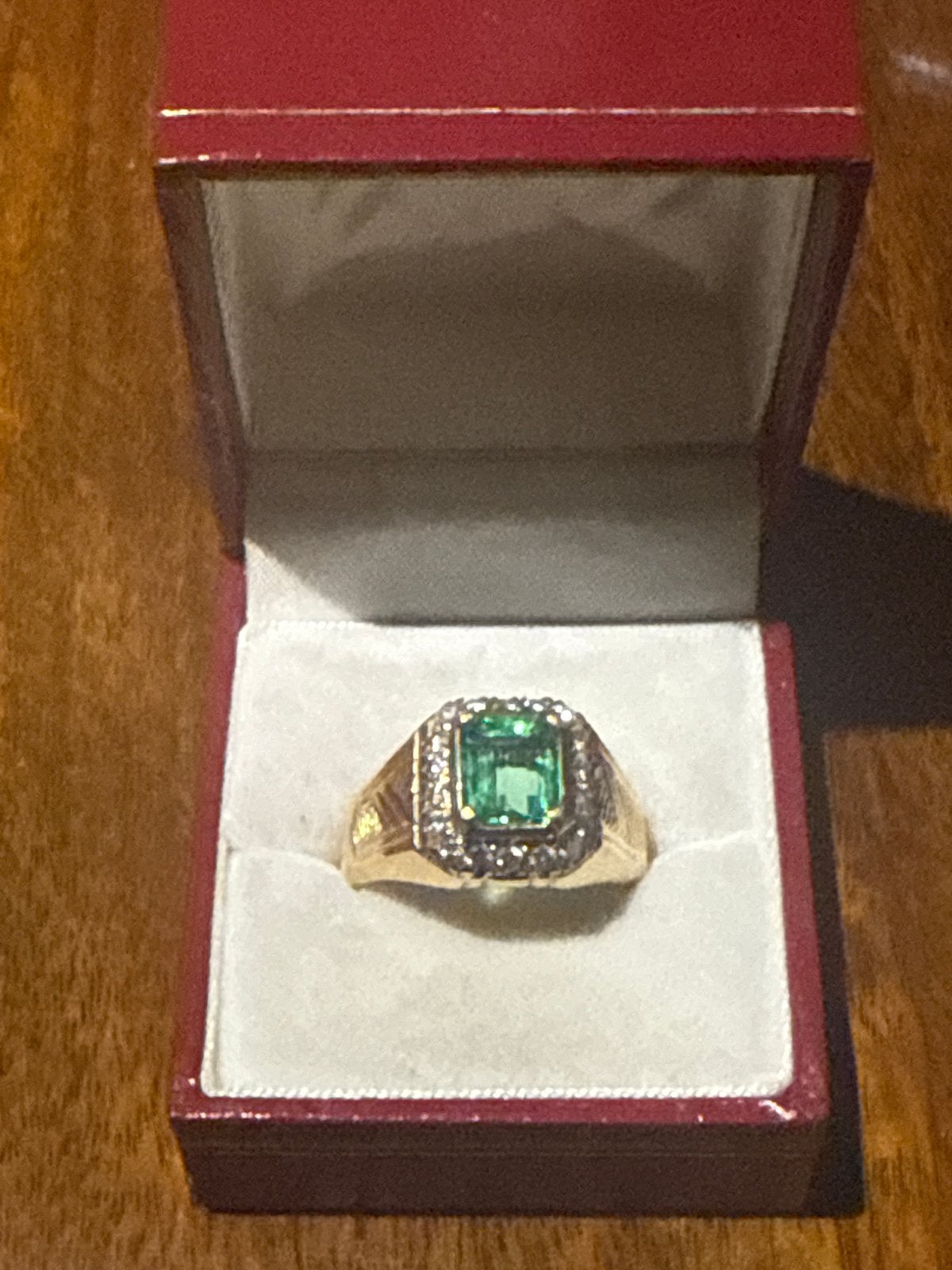 Gouden ring met smaragd en brillianten, Sieraden, Tassen en Uiterlijk, 18 tot 19, Gebruikt, Ophalen of Verzenden, Dame of Heer