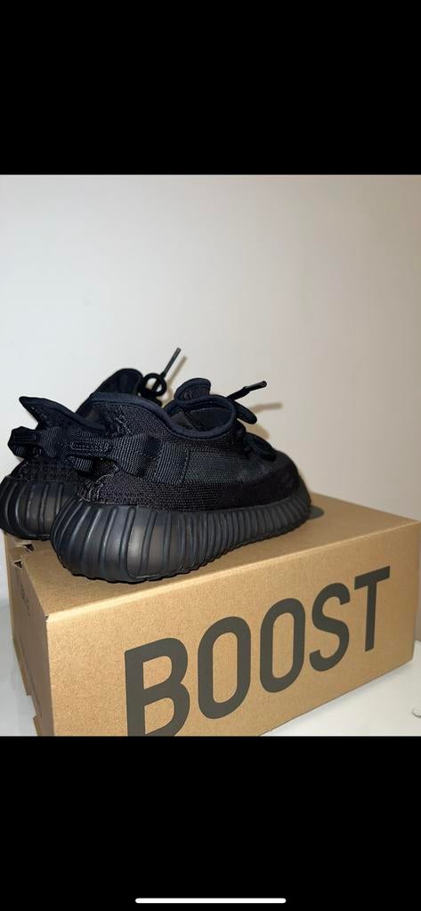 Yeezy 350 v2, maat 37, Kleding | Dames, Schoenen, Ophalen of Verzenden, Zo goed als nieuw, Zwart, Sneakers of Gympen
