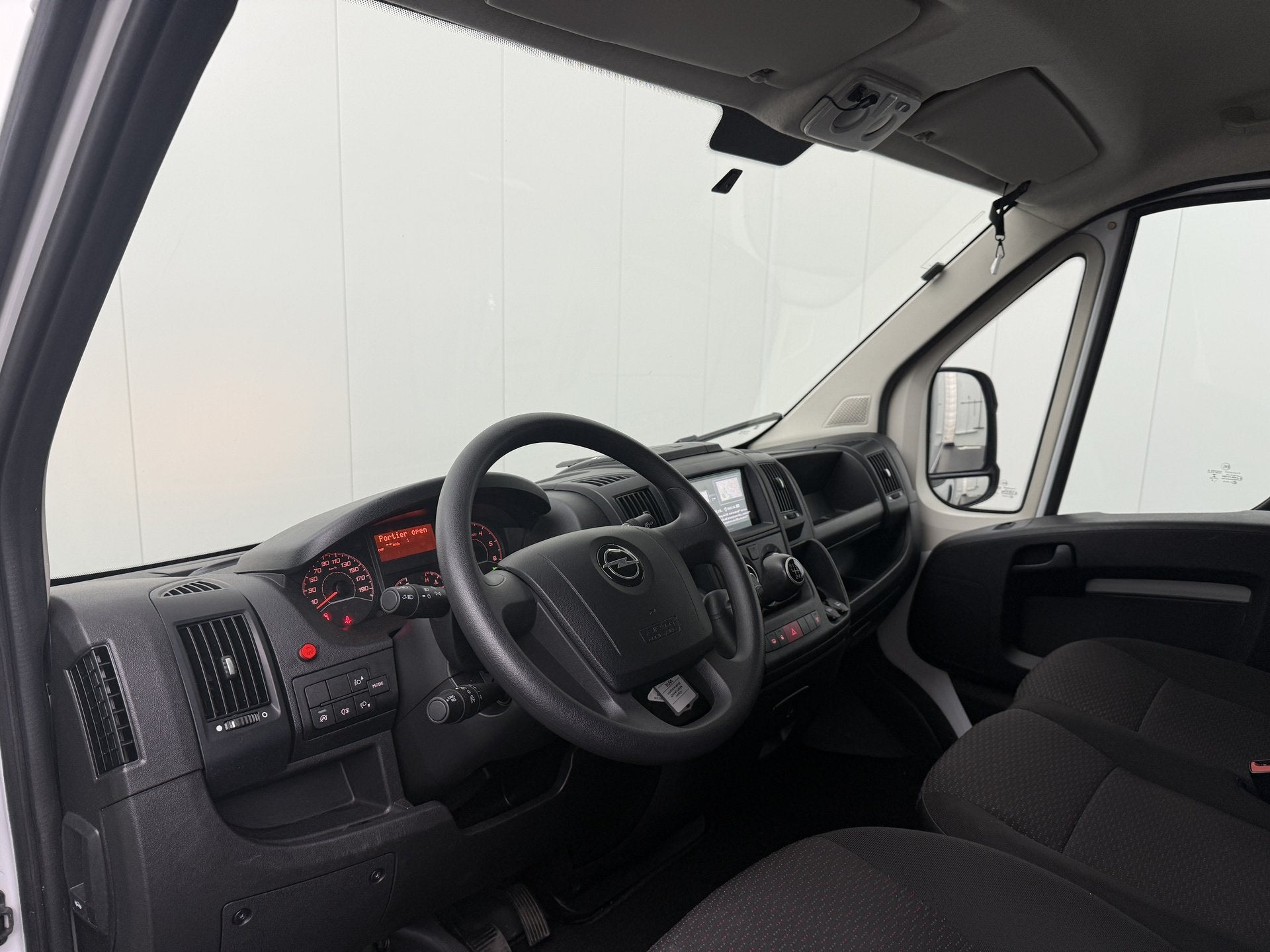 Opel Movano 140PK Bakwagen+Laadklep | Trekhaak | Multimedia, Auto's, Bestelauto's, Voorwielaandrijving, Stof, Gebruikt, 4 cilinders