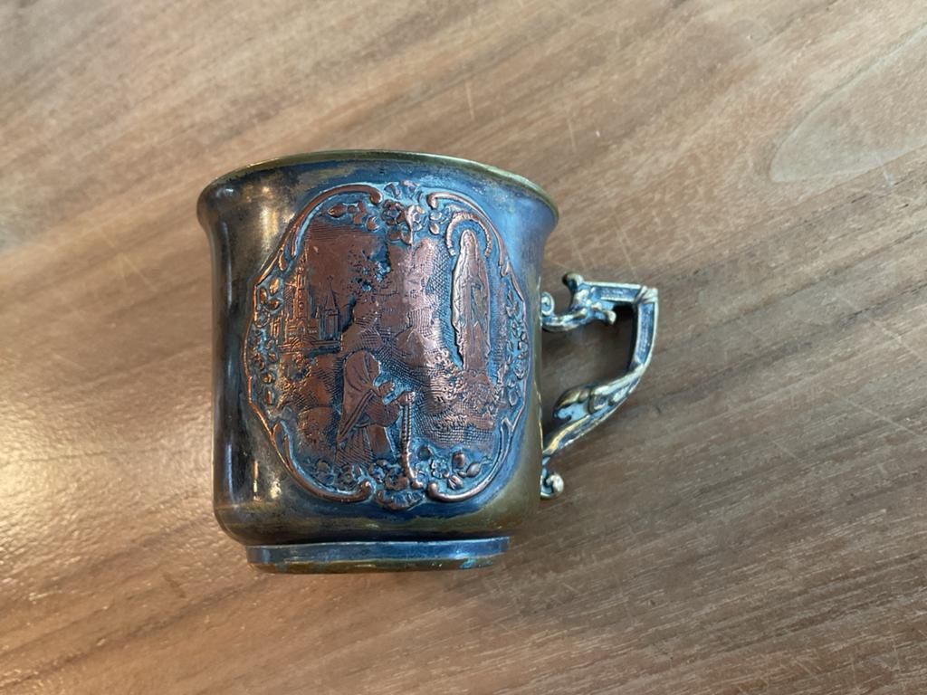 Antieke koperen beker met reliëfdecoratie, Ophalen of Verzenden, Koper