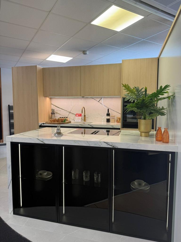 Luxe showroomkeuken met kookeiland, Huis en Inrichting, Ophalen, Overige materialen, Wit, Overige typen