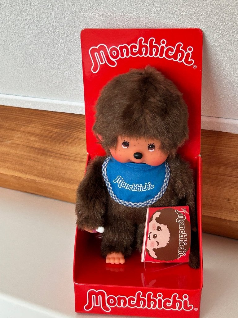 Monchhichi jongen met blauwe slabbertje 20 cm, Ophalen of Verzenden, Nieuw, Babypop