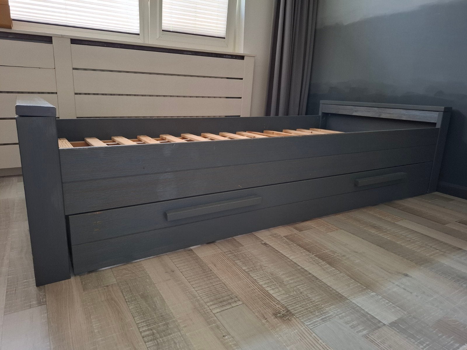 Woood bed Dennis, Huis en Inrichting, Slaapkamer | Bedden, Gebruikt, Eenpersoons, 90 cm, 200 cm, Hout, Grijs, Ophalen