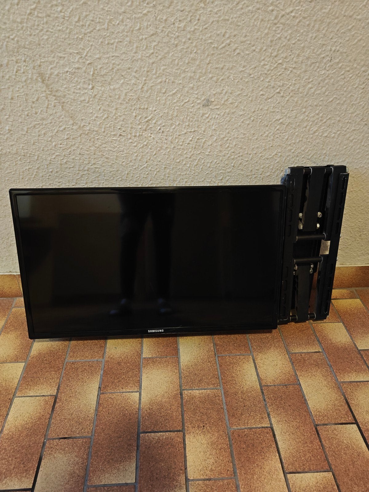 Samsung TV met beugel - Ideaal voor kinder- of slaapkamer, Ophalen, HD Ready (720p), Samsung, 60 tot 80 cm