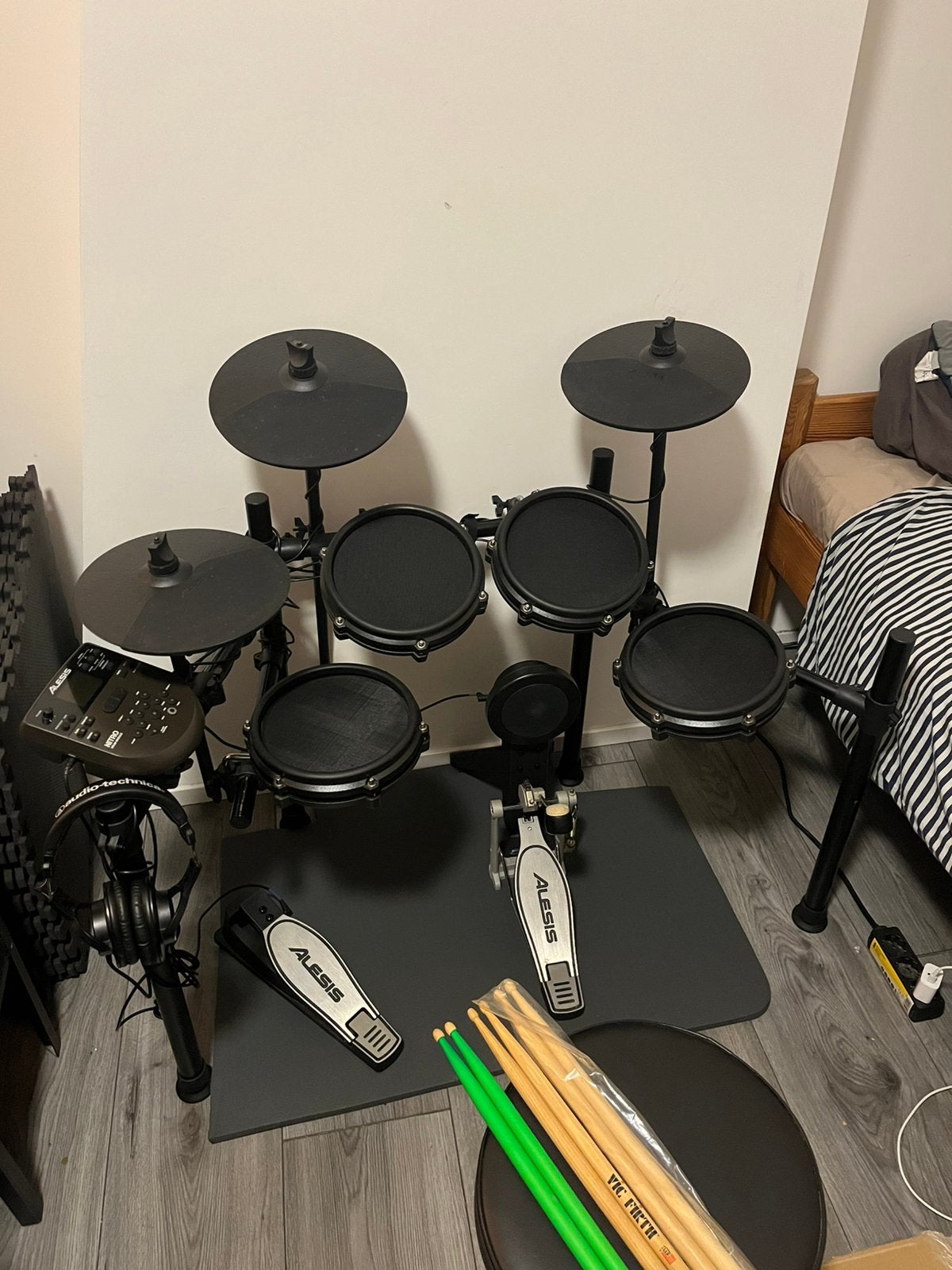 Alesis Nitro Mesh Kit – Complete Electronic Drum Bundle, Muziek en Instrumenten, Drumstellen en Slagwerk, Ophalen, Zo goed als nieuw