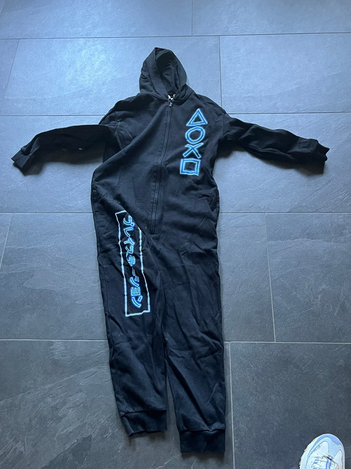 Zwarte hooded jumpsuit/onesie met neon gaming-symbolen (158-, Kinderen en Baby's, Kinderkleding | Maat 158, Ophalen of Verzenden
