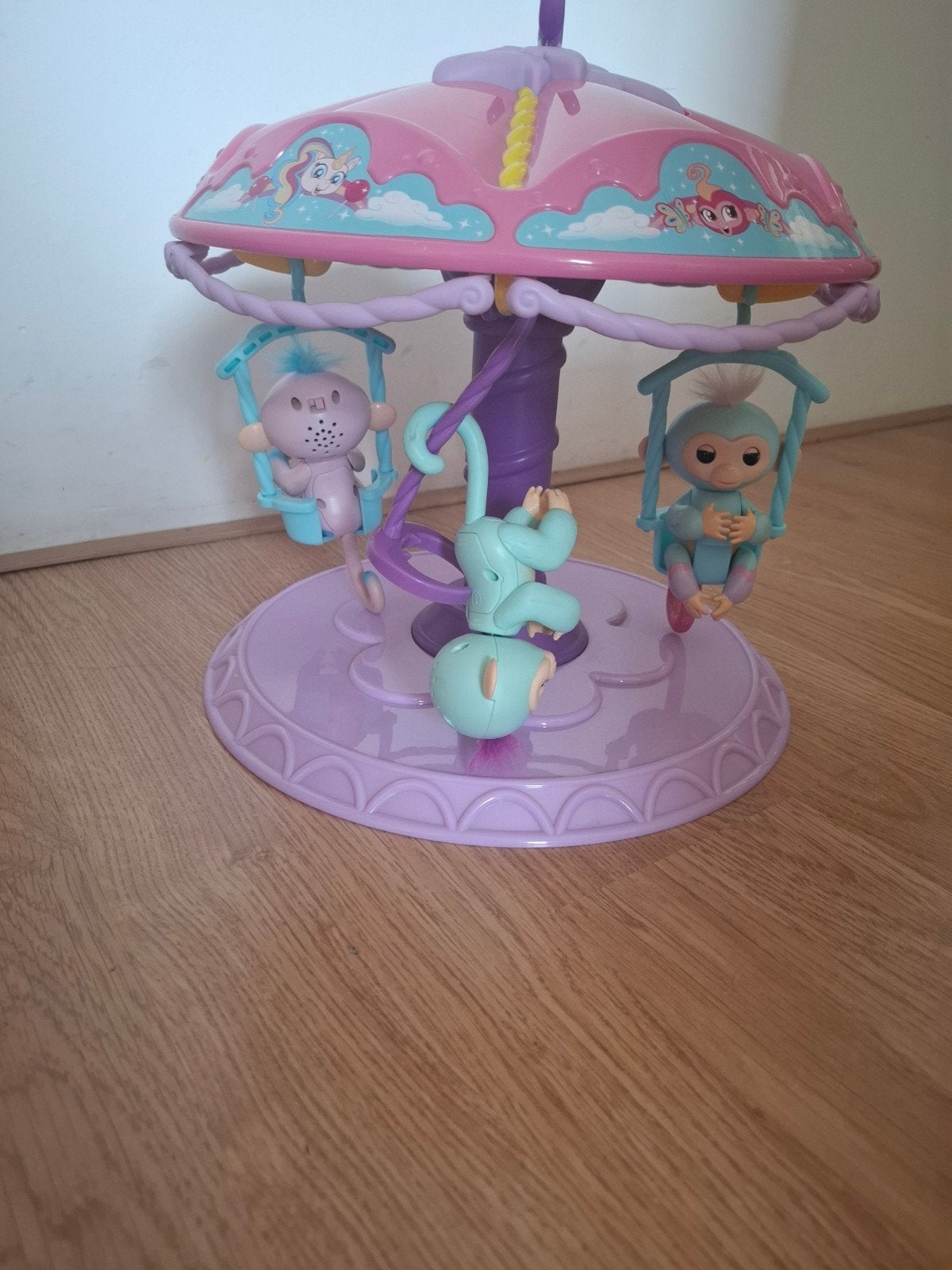 Fingerlings carrousel met 3 aapjes (2x batterijen nodig), Ophalen, Gebruikt