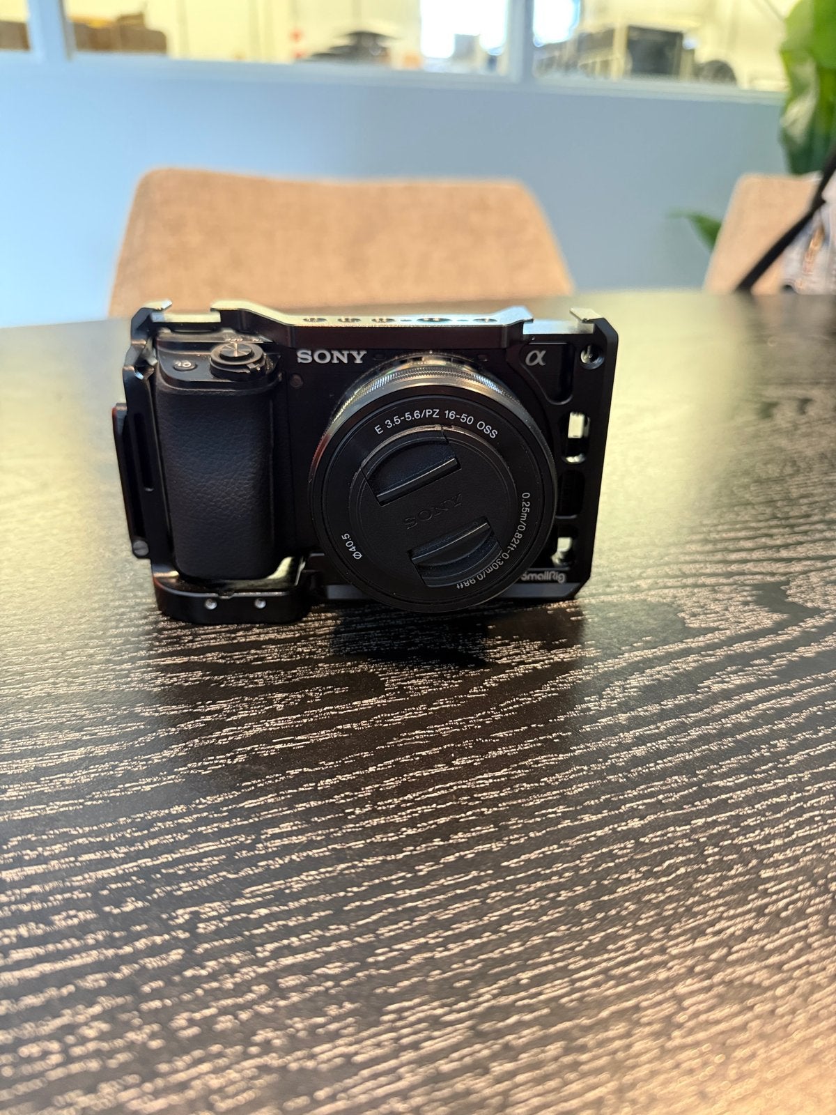 Sony α6100 + 16-50mm lens + SmallRig (Incl. Factuur!), Ophalen of Verzenden, Zo goed als nieuw, Sony, 8 keer of meer
