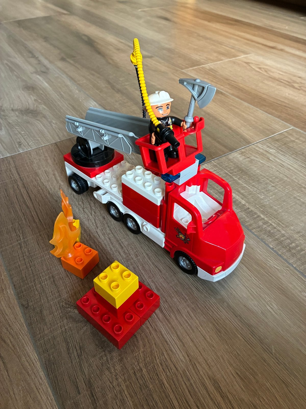 Lego Duplo Brandweerwagen met brandweerman en vlammen, Ophalen, City, Zo goed als nieuw, Compleet