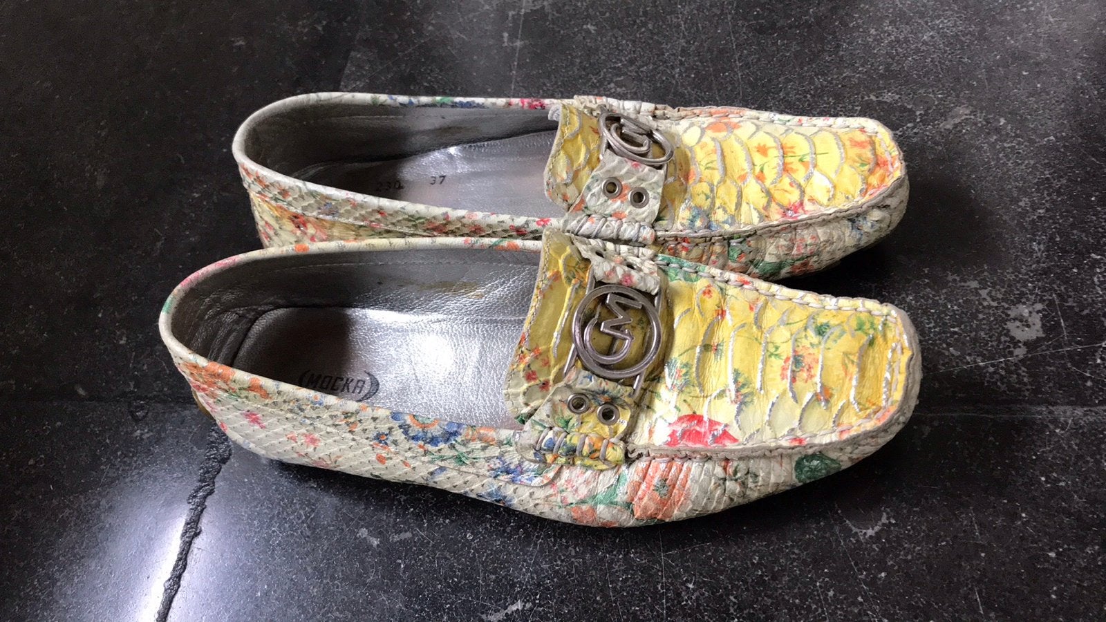 MOCKA Instappers met bloemenprint en slangenleerlook 37 geel, Ophalen of Verzenden, Zo goed als nieuw, Overige kleuren, Instappers