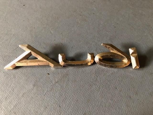Audi embleem , zilverkleurig . prijs 5 euro ., Ophalen of Verzenden, Gebruikt, Auto's