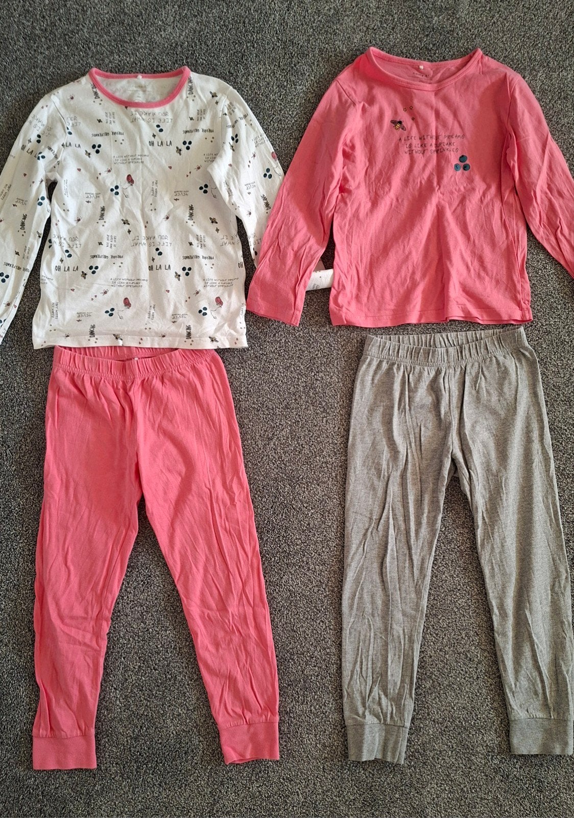 Te koop 2 hele nette Name It meisjespyama's maat 122, Kinderen en Baby's, Nacht- of Onderkleding, Meisje, Ophalen of Verzenden