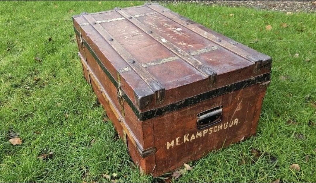 Werkelijk fantastische GROTE oude dekenkist ! Metalen ombouw, Huis en Inrichting, Woonaccessoires | Kisten, Ophalen, Minder dan 50 cm