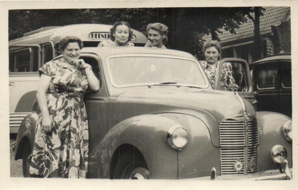 Fraaie oude auto met ANWB en WW Schildjes +Autobus er achter, Verzenden, Voor 1920, Ongelopen, Zuid-Holland