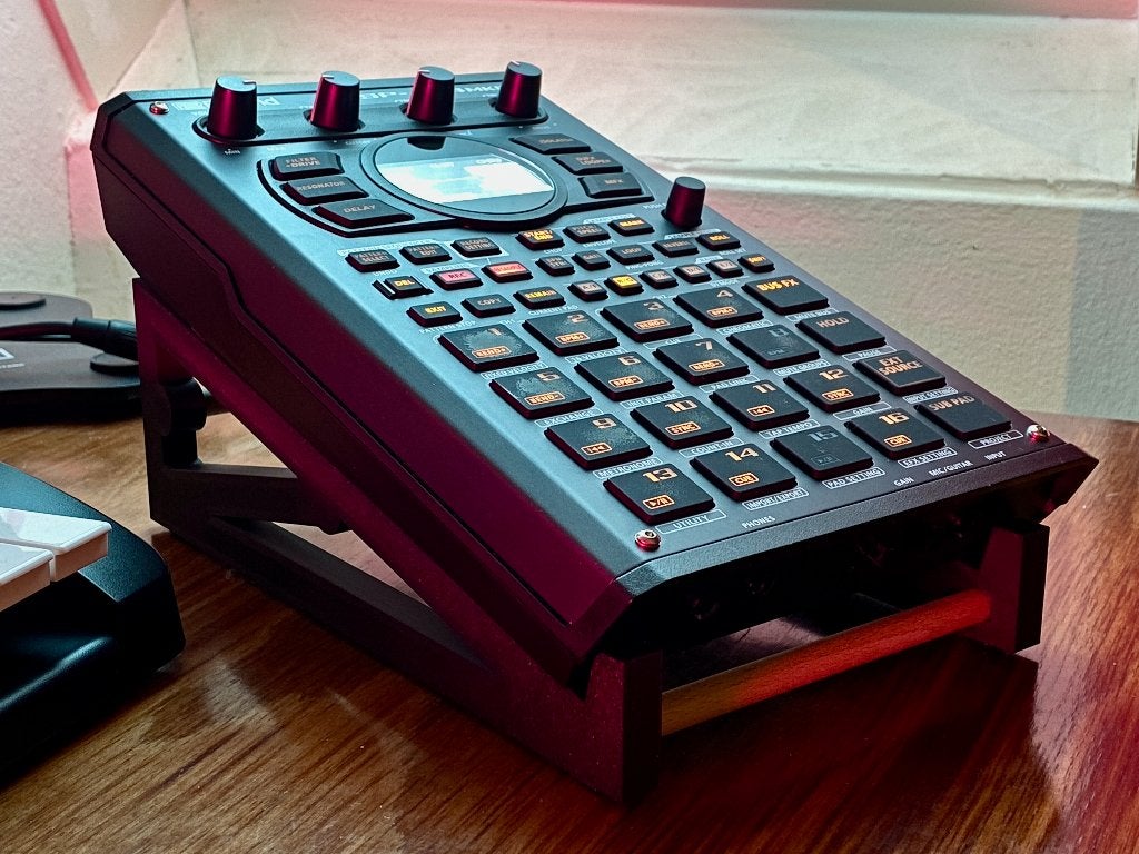 Standaard voor Roland SP-404MKII, op maat in eigen kleur, Muziek en Instrumenten, Samplers, Verzenden, Sculpted Stands, Support@sculptedstands.com