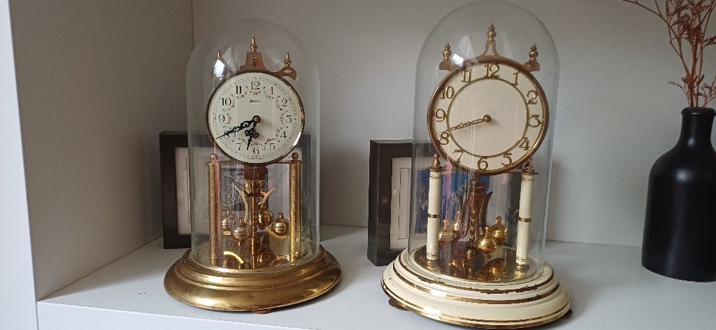 Twee Duitse pendule klokken (o.a. Haller) met gave stolp, Ophalen of Verzenden