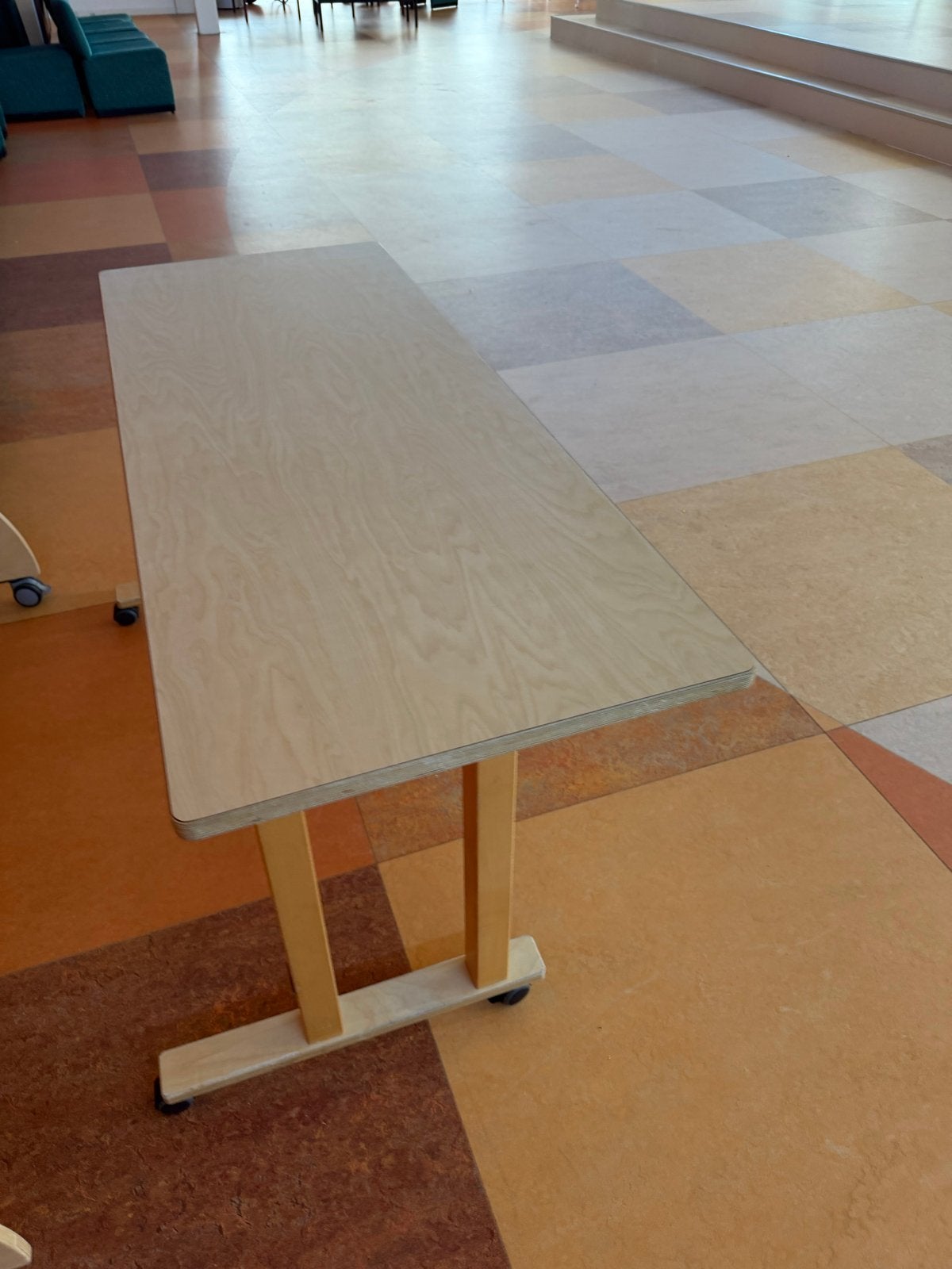 Houten tafel met banken op wieltjes - ideaal voor kinderen, Ophalen, Gebruikt, 100 tot 150 cm, 50 tot 100 cm