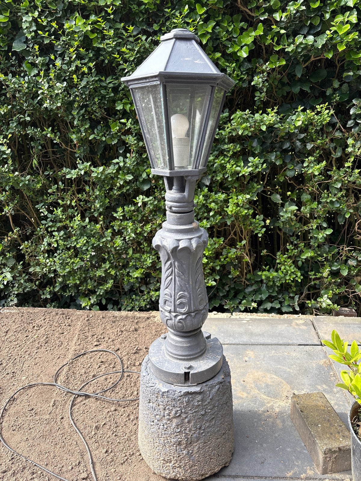 Antieke gietijzeren tuinlamp / lantaarnpaal, Ophalen, Staande lamp, 50 tot 250 watt, Waterbestendig