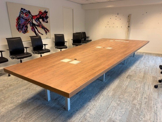 Grote vergadertafel 550 cm met stopcontacten en kabelgoot, Gebruikt, 200 cm of meer, Ophalen of Verzenden, Vijf personen of meer
