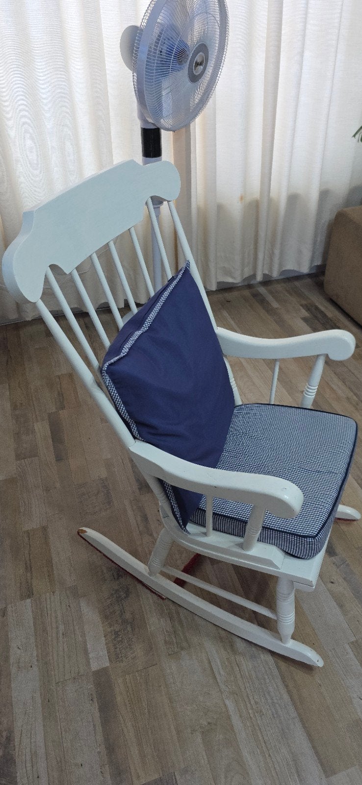 Witte schommelstoel met blauwe kussens, Hout, Gebruikt, Wit, Ophalen of Verzenden