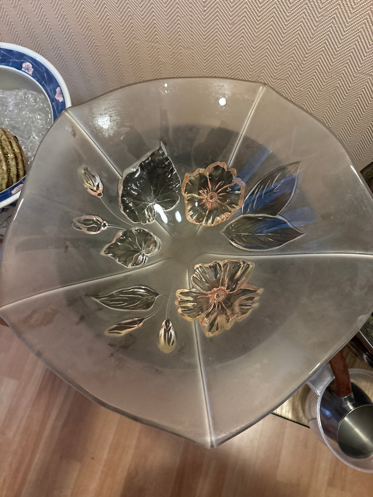 Decoratieve glazen schaal met bloemmotief, Ophalen