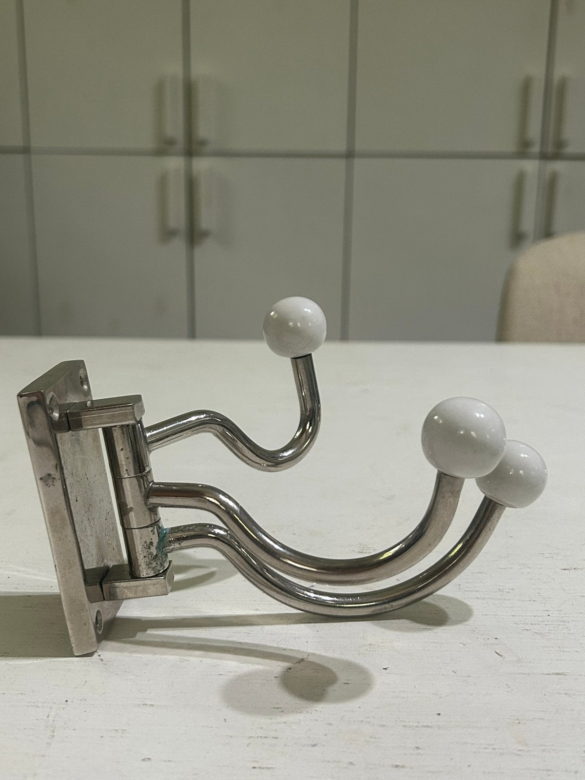 Vintage chromen kapstok + porselein | 3 haken | inklapbaar, Wandkapstok, Verzenden, Zo goed als nieuw, Minder dan 100 cm