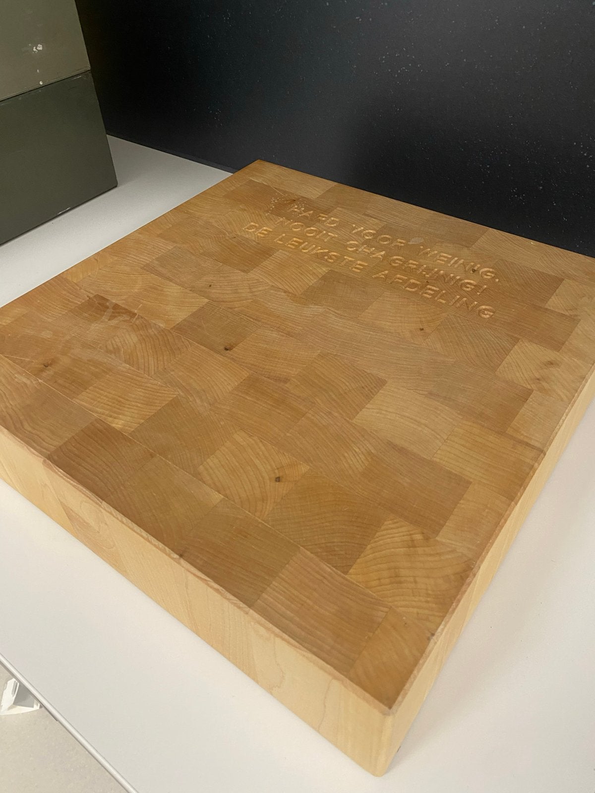 Robuust houten hakblok met leuke tekst, Ophalen, Hout, Snij-/serveerplank, Nieuw