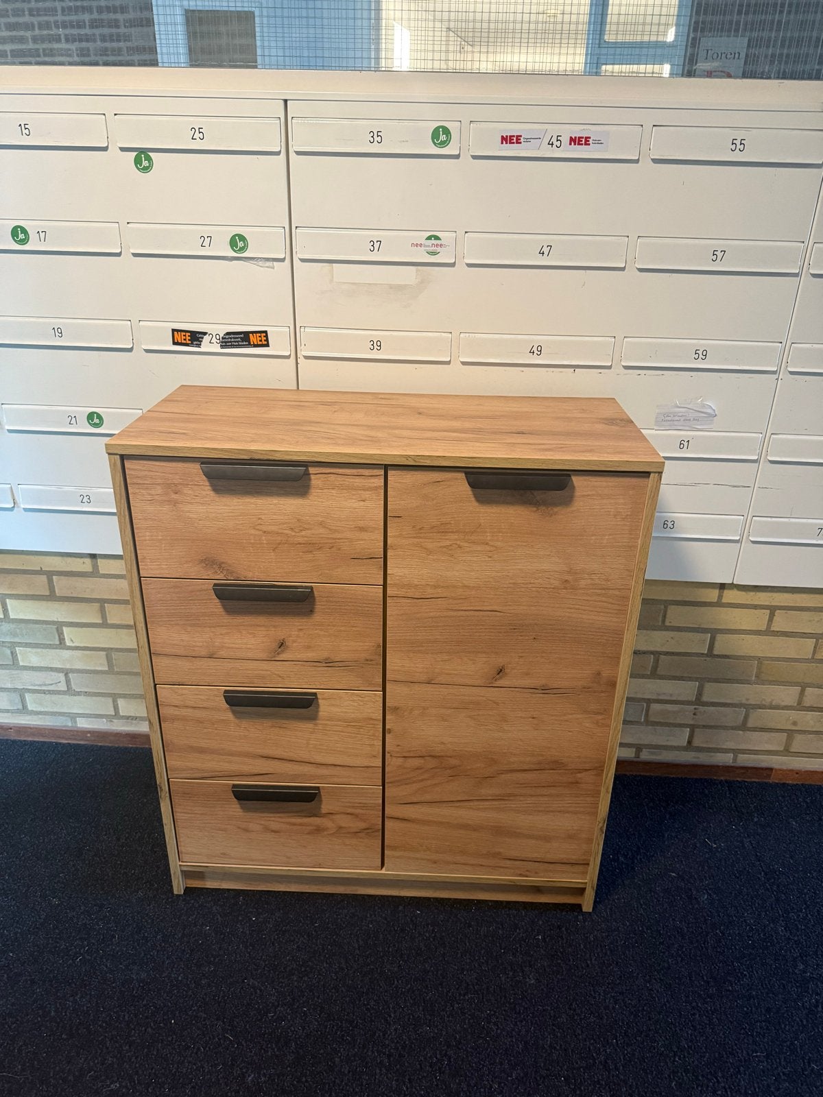 Bruine kast met zwarte hendels, zo goed als nieuw, Zo goed als nieuw, Met lade(s), 25 tot 50 cm, Overige houtsoorten